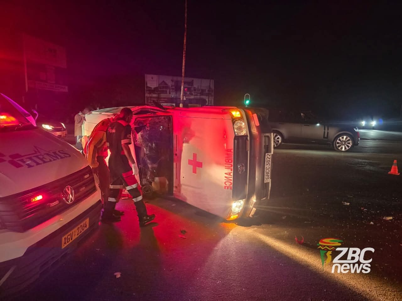 #BREAKING Ambulance and Land Rover Discovery collide at Emmerson Mnangagwa Road–Glenara Avenue